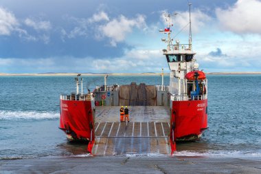 Macellan Boğazı - 9 Nisan 2019: Punta Delgada feribot terminalinde Patagonya feribot. Feribot Tierra del Fuego adasına katılmak için Macellan Boğazı'nı geçmek için tek yoldur.
