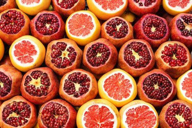 Greyfurt, nar dilimlenmiş. meyve arka plan. Olgun sulu nar Lar İstanbul caddesindeki bir meyve dükkanının tezgahında satılıyor.