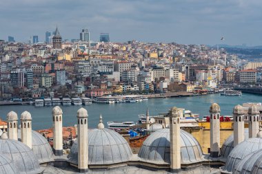 İstanbul, Türkiye - 4 Nisan 2019: Süleymaniye Camii'nin kubbeleri, Boğaz ve Galata Kulesi'nin bulunduğu