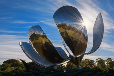 Floralis Generica, Arjantin 'in Buenos Aires kentindeki Plaza de las Naciones Unidas' ta bulunan çelik ve alüminyumdan yapılmış bir heykeldir. 