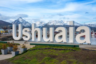 Ushuaia, Arjantin 08 Nisan 2019: Dünyanın en güney kasabasının rıhtımında Ushuaia İşareti. Arjantin dönüm noktası