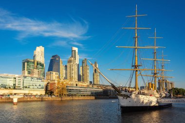 Buenos Aires, Arjantin-6 Nisan 2019: Arjantin donanma gemisi Fragata Sarmiento, Rio de La Plata boyunca Puerto Madero gökdelenler ile arka planda.