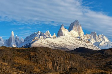 Arjantin ve Şili arasındaki sınırda, Sunrise, Patagonya güzel dağları Fitz Roy ve Cerro Torre Mount Fantastic görünümü. Chaltn yakınlarındaki Güney Patagonya buz sahası 'nda yer alan.