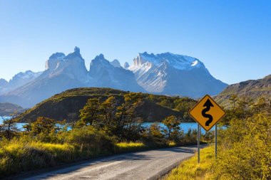 Torres del Paine Milli Parkı 'nda yol, Şili, ulusal sistem korunan ormanlık alanlar, ülkenin en büyük parklarından biri ve UNESCO tarafından bir Biyosfer rezerv ilan, Patagonya parçası