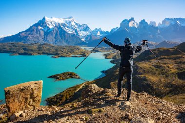 Mirador condor de Yürüyüşçü Los Cuernos kayalar ve Lake Pehoe Torres del Paine milli parkı, Patagonya, Şili inanılmaz görünümü zevk
