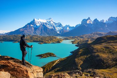 Mirador condor de Yürüyüşçü Los Cuernos kayalar ve Lake Pehoe Torres del Paine milli parkı, Patagonya, Şili inanılmaz görünümü zevk