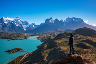 Mirador condor de Yürüyüşçü Los Cuernos kayalar ve Lake Pehoe Torres del Paine milli parkı, Patagonya, Şili inanılmaz görünümü zevk