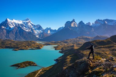 Mirador condor de Yürüyüşçü Los Cuernos kayalar ve Lake Pehoe Torres del Paine milli parkı, Patagonya, Şili inanılmaz görünümü zevk
