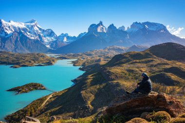 Mirador condor de Yürüyüşçü Los Cuernos kayalar ve Lake Pehoe Torres del Paine milli parkı, Patagonya, Şili inanılmaz görünümü zevk