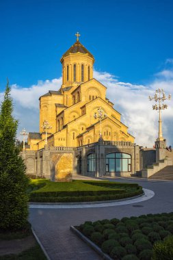Tiflis, Gürcistan - Mayıs 2019: Tiflis'te Sameba olarak bilinen Kutsal Teslis Katedrali, Gürcistan'ın başkenti Intifahakkı'nda bulunan Gürcü Ortodoks Kilisesi'nin ana katedralidir..