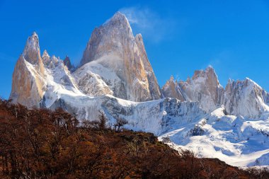Fitz Roy dağ güzel sonbahar manzarası. Patagonia, Arjantin.