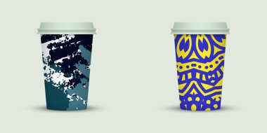 Suluboya kümesi kahve bardakları götürün.