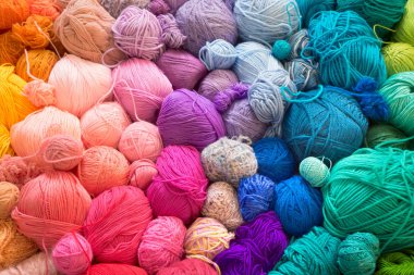 Renkli iplik topları. Örgü iğneleri. Tığ işi iplik.