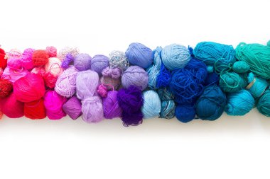 Renkli iplik topları. Örgü iğneleri. Tığ işi iplik.