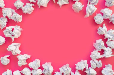 Renkli bir arka plan üzerinde buruşuk Kağıt yığını.