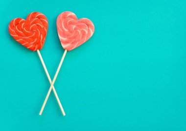 Kırmızı ve pembe lolipop. Kalp şeklinde şeker.