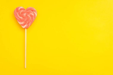 Kırmızı ve pembe lolipop. Kalp şeklinde şeker.