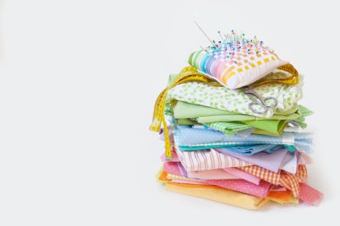 Manuel dikiş aksesuarları. Beyaz arka plan. Çok renkli kumaş.