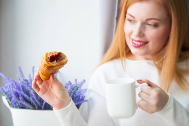 Bir kadın rüyalar, bir Tv Programı izliyor ve bir rulo ile reçel var..