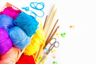 Renkli iplik topları. Yukarıdan bak. Gökkuşağı renkleri. Her renkten. Örgü örmek için iplik. İplik derileri.