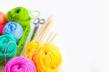 Renkli iplik topları. Yukarıdan bak. Gökkuşağı renkleri. Her renkten. Örgü örmek için iplik. İplik derileri.