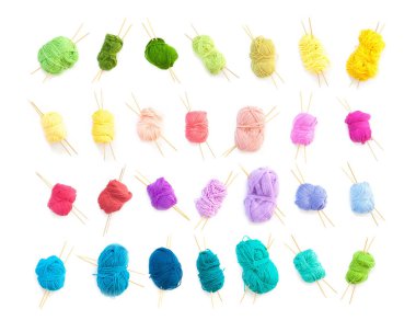 İplik örme için. Beyaz arka plan. Hanks ve iplik ile topları.