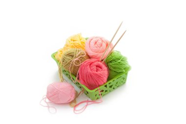 İplik örme için. Beyaz arka plan. Hanks ve iplik ile topları.