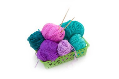 İplik örme için. Beyaz arka plan. Hanks ve iplik ile topları.