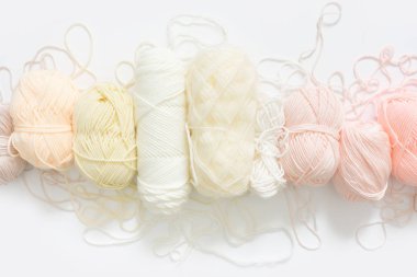 İplik olduğunu bej, kahverengi, gri ve beyaz. İğneler örgü, makas, örgü, örme kumaş.