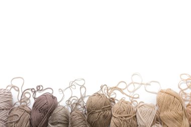 İplik olduğunu bej, kahverengi, gri ve beyaz. İğneler örgü, makas, örgü, örme kumaş.