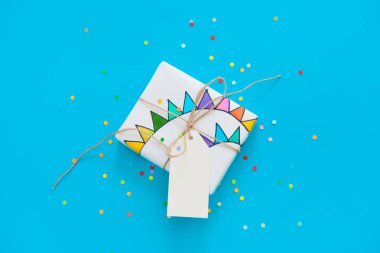 Jüt halat ile renkli hediye kutuları. Arka plan mavi ve turkuaz. Parti ya da bir Doğum günü hediyesi.