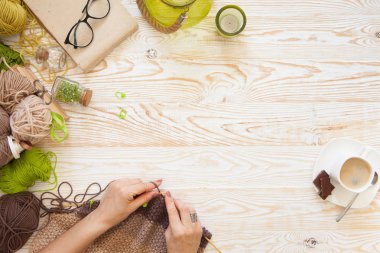 Yün iplik kumaş örme. Turkuaz eski yeni arka plan yaşlı. Siyah kahve ve çikolata.