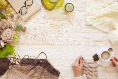 Yün iplik kumaş örme. Turkuaz eski yeni arka plan yaşlı. Siyah kahve ve çikolata.