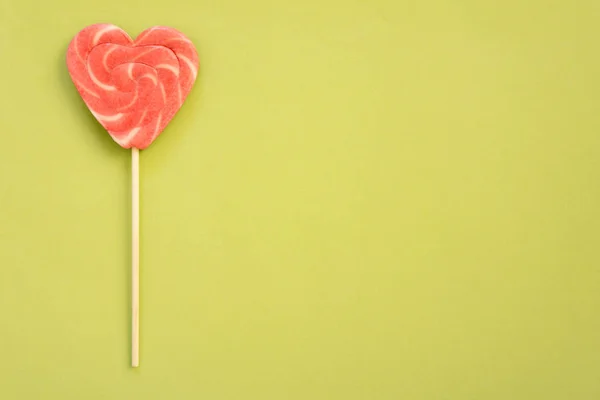 Kırmızı Pembe Lolipop Kalp Şeklinde Şeker — Stok fotoğraf