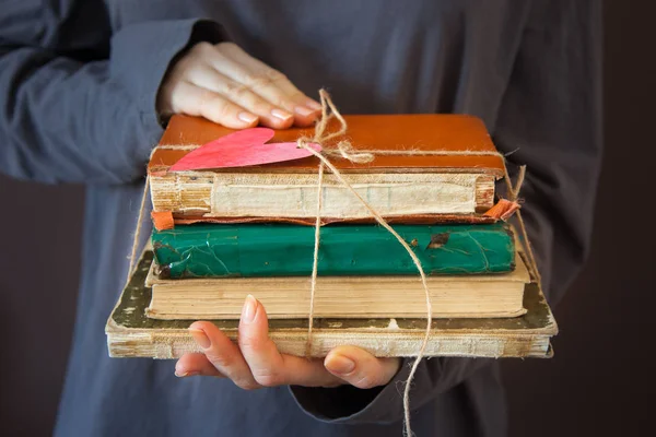 Παλιά Άθλια Βιβλία Μια Ετικέτα Μορφή Μιας Καρδιάς — Φωτογραφία Αρχείου