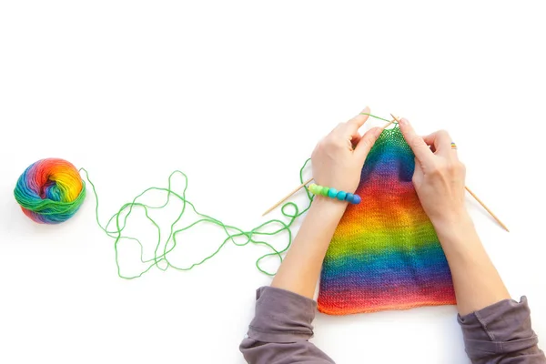 明亮的彩虹针织面料 针织针 白色背景 — 图库照片