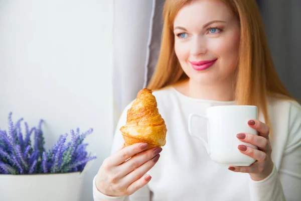 Bir Kız Çay Içme Pencereden Dışarı Bakıp — Stok fotoğraf