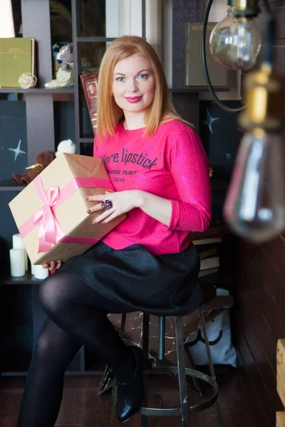 Světlé Rusovlasá Dívka Sedící Ložnici Posteli Růžové Šaty — Stock fotografie