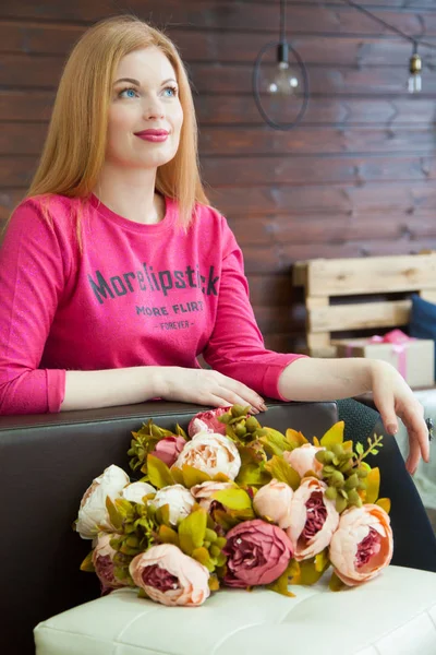 Světlé Rusovlasá Dívka Sedící Ložnici Posteli Růžové Šaty — Stock fotografie