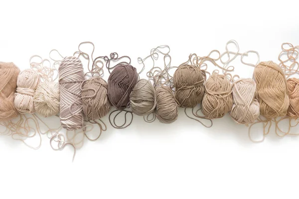 원사는 베이지색 뜨개질 바늘가 뜨개질 — 스톡 사진