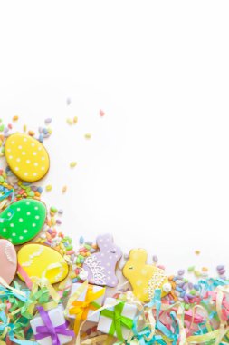 Tatlılar için Paskalya kutlamak. Gingerbread Paskalya tavşanı ve Paskalya yumurta şeklinde. Beyaz ve renkli arka plan üstten görünüm kopya alanı