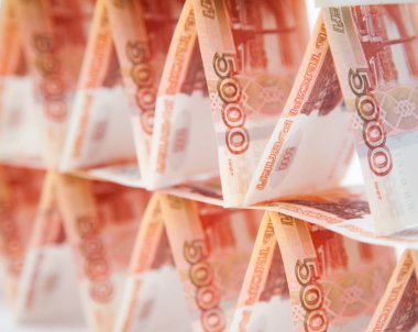 Para bankada depolamanın Rus yolu. Birçok kuş gagası-in beş bin.