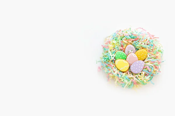 お菓子は イースターを祝います イースターのウサギとイースターエッグの形のジンジャーブレッド 白とカラーの背景平面図コピー スペース — ストック写真