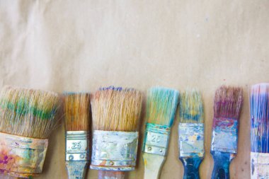 Yaşlı ressamın fırçalar, kirli kenarına.