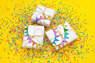 Jüt halat ile renkli hediye kutuları. Sarı arka plan. Parti ya da bir Doğum günü hediyesi.