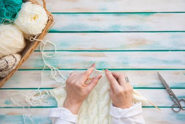 Yün iplik kumaş örme. Turkuaz eski yeni arka plan yaşlı. Siyah kahve ve çikolata.