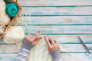 Yün iplik kumaş örme. Turkuaz eski yeni arka plan yaşlı. Siyah kahve ve çikolata.