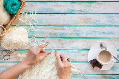 Yün iplik kumaş örme. Turkuaz eski yeni arka plan yaşlı. Siyah kahve ve çikolata.