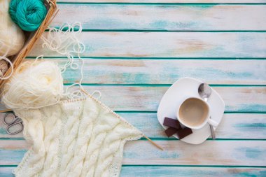 Yün iplik kumaş örme. Turkuaz eski yeni arka plan yaşlı. Siyah kahve ve çikolata.