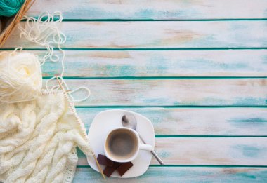 Yün iplik kumaş örme. Turkuaz eski yeni arka plan yaşlı. Siyah kahve ve çikolata.